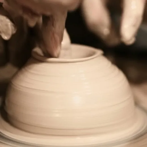 Изготовление керамической посуды на гончарном круге в мастерской мастера в тихий вечер