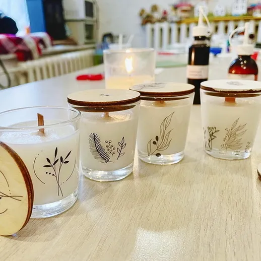 Уютная атмосфера в комнате с ароматическими свечами, сделанными вручную, на деревянном столе