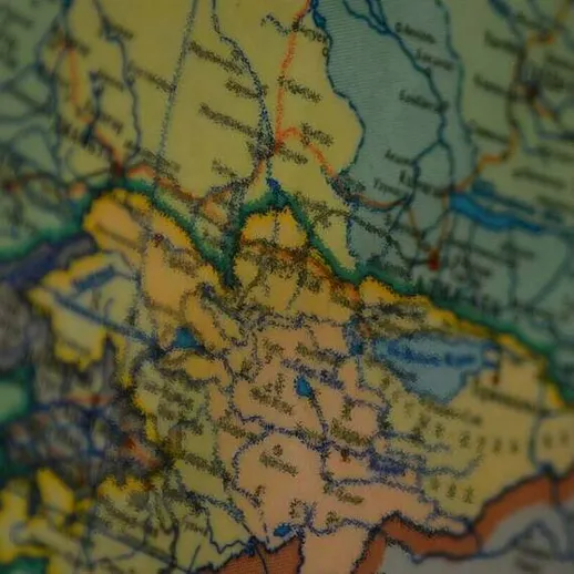 Карта восточной Европы с резкими контурными линиями и подробными названиями, отображающая страны и регионы до 20 века