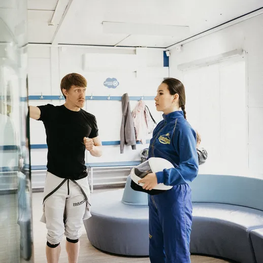 Обсуждение космического тренинга в образовательном центре, участники в специальной одежде, утро