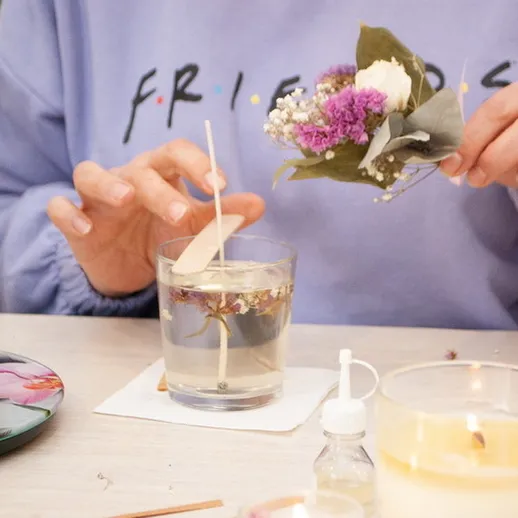 Создание ароматической свечи с использованием сухих цветов и эфирных масел в домашней обстановке