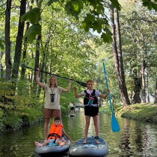 Семейное время на каяке на живописной реке в летний день