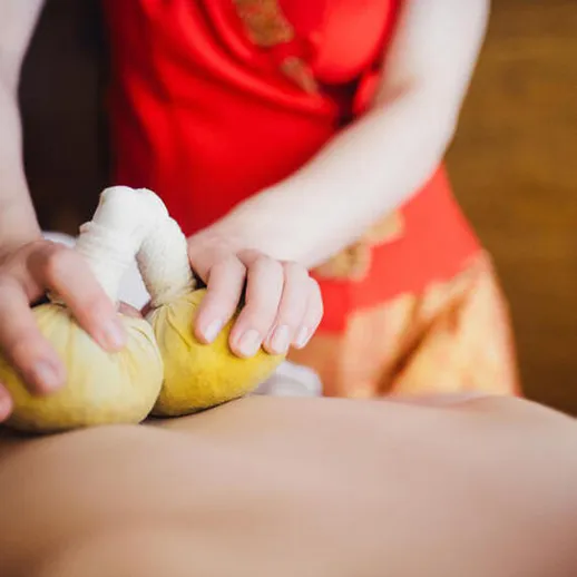 Массаж с использованием травяных мешочков в спа-салоне