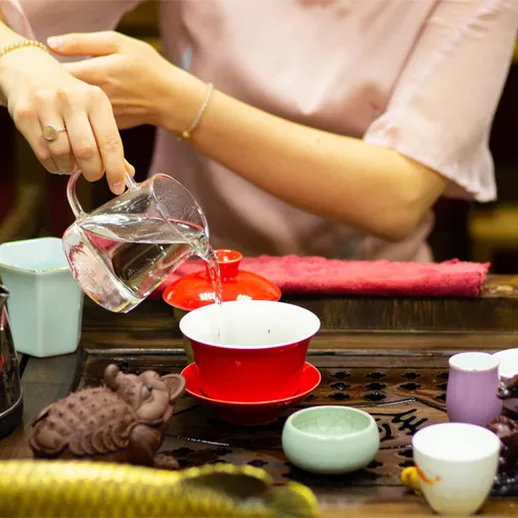 Чайная церемония в чайной зоне с традиционным завариванием чая в Китае