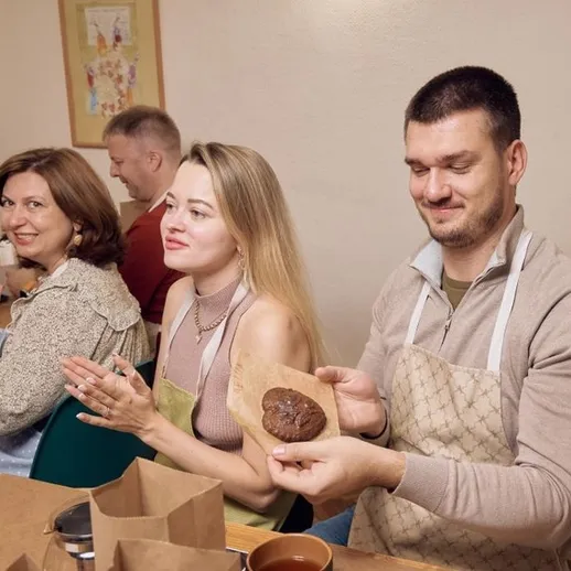 Участники кулинарного мастер-класса в Москве готовят выпечку и наслаждаются атмосферой общения