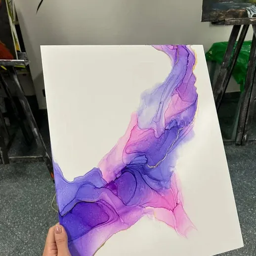 Красивая абстрактная живопись в фиолетовых тонах, созданная в художественной студии