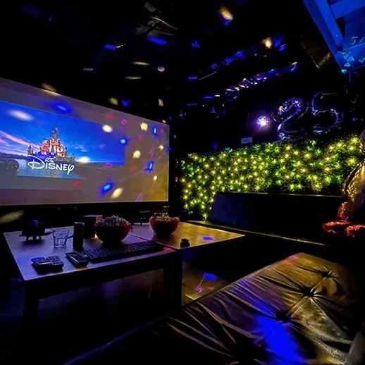 Комната для просмотра фильмов с проектором и уютной атмосферой на праздновании 25-летия в Москве