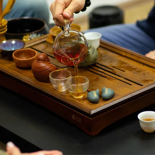 Чайная церемония в уютной обстановке с друзьями, весна, домашний интерьер