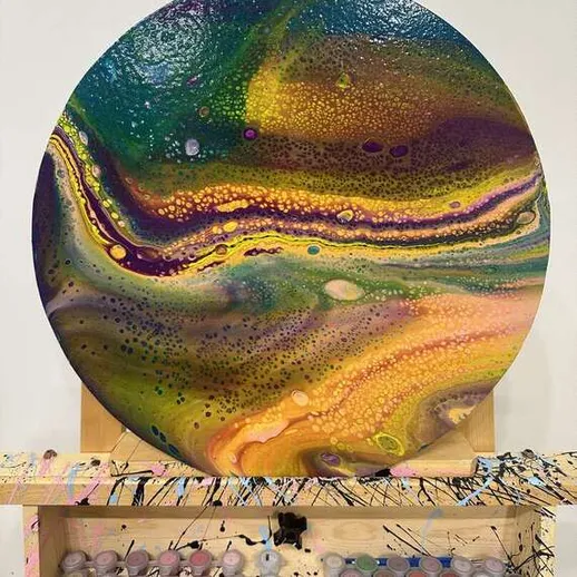 Яркая абстрактная акриловая живопись на круглом холсте, созданная в художественной студии