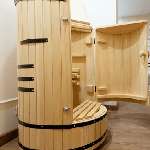 Современная сауна из дерева с уникальным дизайном и открытой дверцей