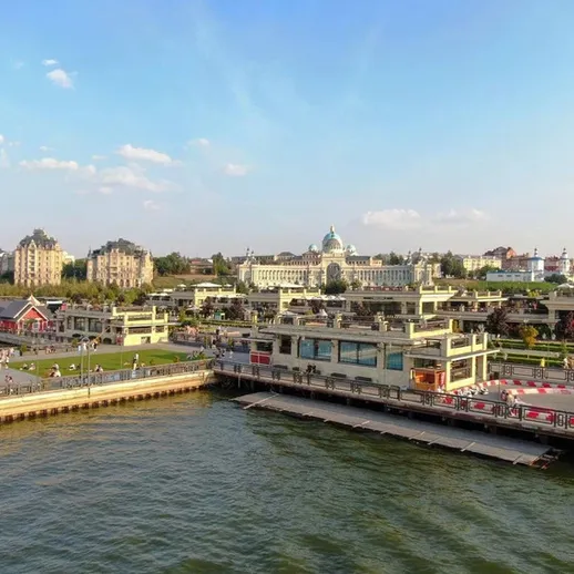 Уютный набережная в центре города с прекрасными зданиями и людьми на отдыхе в солнечный день