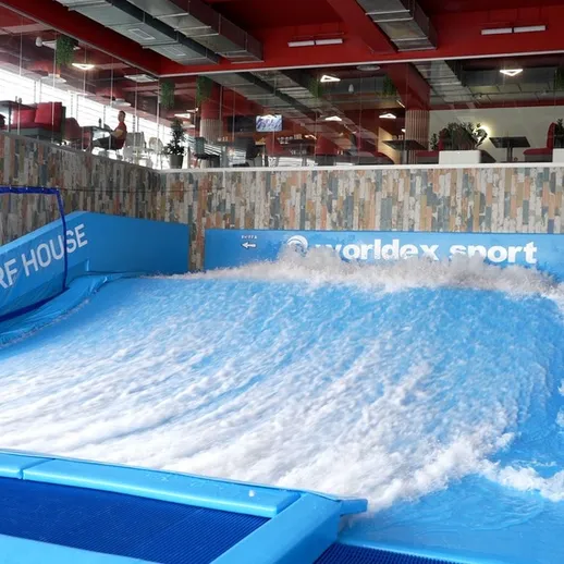 Закрытый серфинг в спортивном центре с искусственной волной в любое время