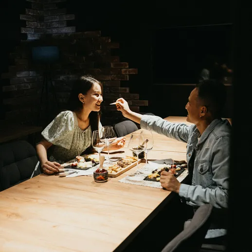 Уютный вечер за ужином при свечах в ресторане с восхитительными блюдами и романтической атмосферой