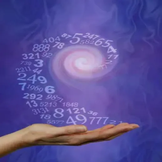 Человек с руками, наполненными светом и числами, создаёт магическую атмосферу в темной среде