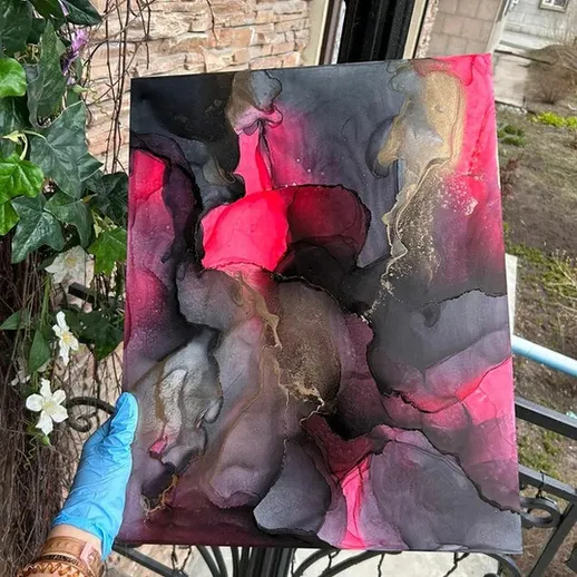 Авторская абстракция в черно-розовых тонах на фоне зеленых растений в городе