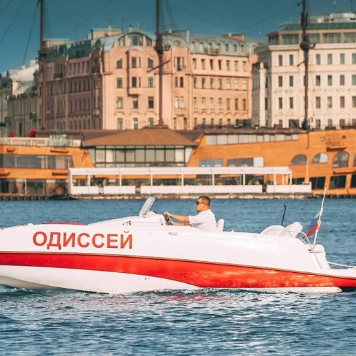 Моторная лодка «Одиссей» на воде в центре города в ясный день