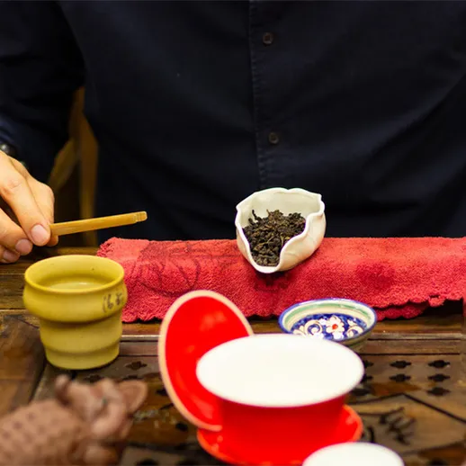 Чайная церемония в традиционном китайском стиле с использованием глиняной посуды и сухого чая