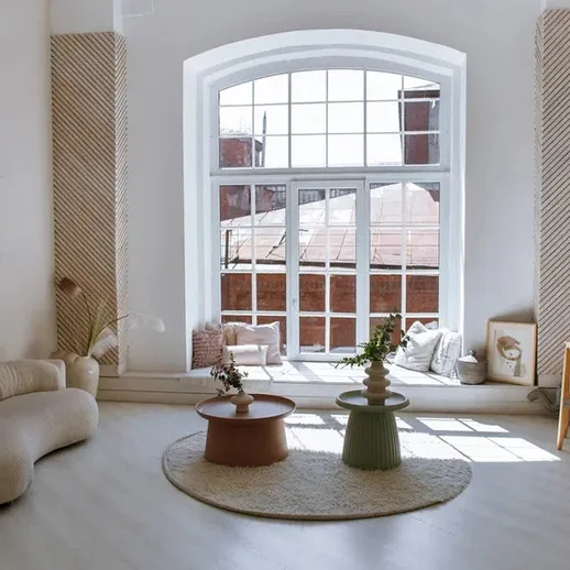 Просторный светлый интерьер в стиле минимализм с большими окнами и уютной обстановкой