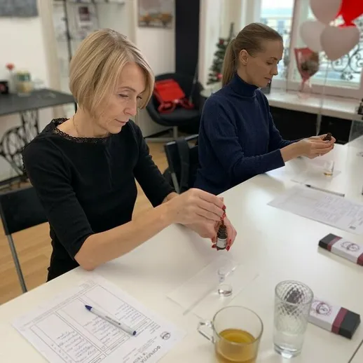 Женщины занимаются кулинарией и приготовлением напитков в уютной студии в городе