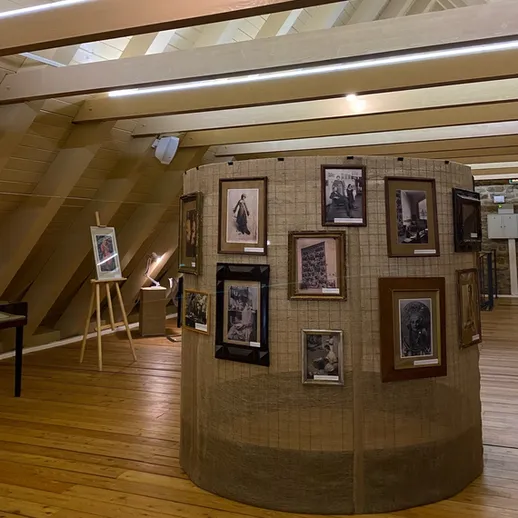 Выставка старинных фотографий в музеем на мансарде в уютной атмосфере