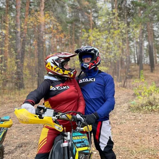 Молодая пара на мотоциклах в лесу наслаждается моментом в осенний день