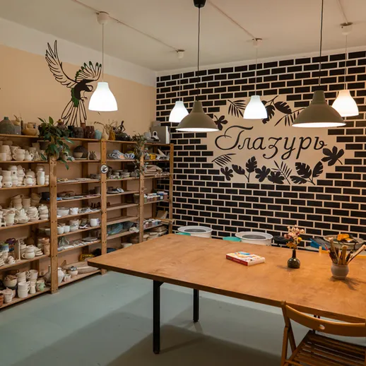 Керамическая мастерская в центре города с уютным интерьером и инвентарем для творчества
