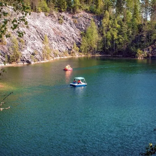 Красивая природа и плавание на лодках в спокойном озере
