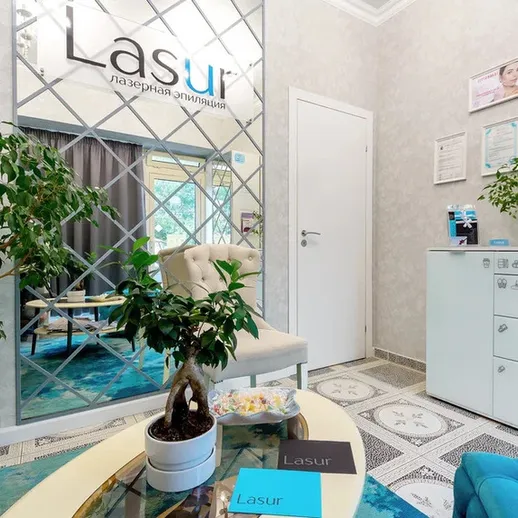 Интерьер уютного салона красоты Lasur, оформленный с зелеными растениями и современными деталями