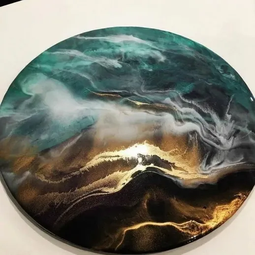 Декоративная круглая поверхность с эффектом морской волны и золотыми элементами