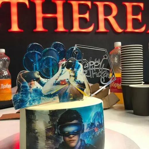 Торт на день рождения с изображением виртуальной реальности и красной вывеской на фоне