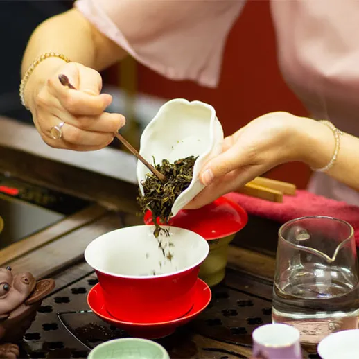 Чайная церемония в традиционной китайской манере с завариванием чая в чайной комнате