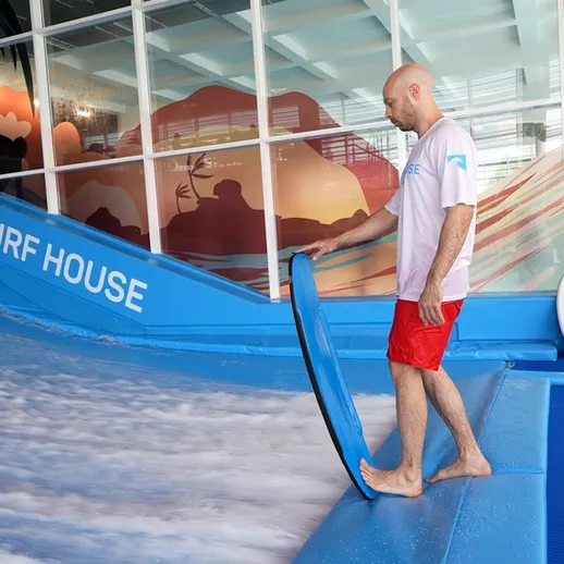 Кайтсерфинг на искусственной волне в развлекательном центре в разгаре, днем, с посещением