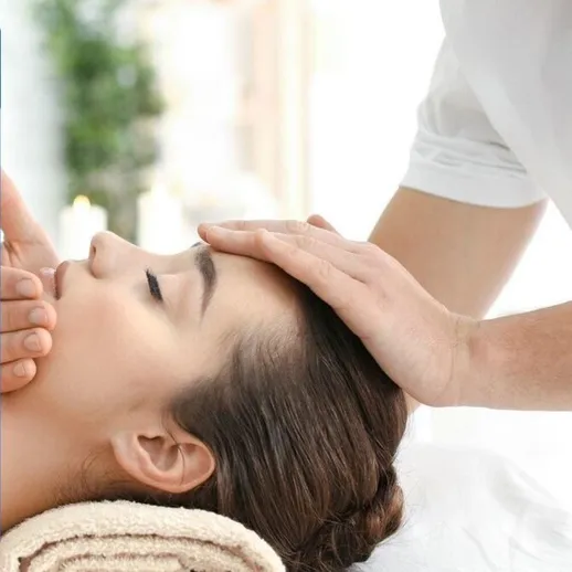 Процедура массажа лица в спа-салоне на закате, расслабляющая атмосфера и профессиональный подход мастера