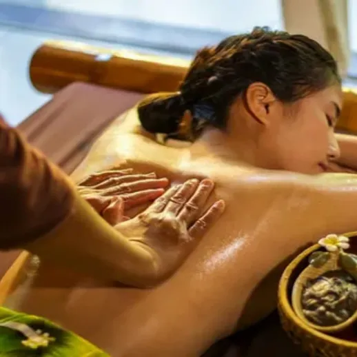 Расслабляющий массаж в спа-салоне на берегу моря в тропиках на закате