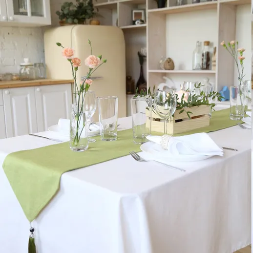 Элегантное оформление стола с зелеными салфетками и цветами в уютной кухне