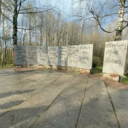 Памятник жертвам войны в парке, окруженном деревьями, установленный в 2023 году