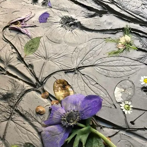 Сухие цветы и растительность на сером фоне с текстурированным рельефом в уютной атмосфере интерьера