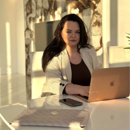 Женщина работает за столом в современном офисе с ярким освещением