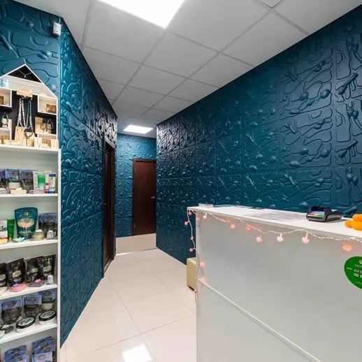 Стильный интерьер салона красоты с тёмно-синими стенами и уютной атмосферой