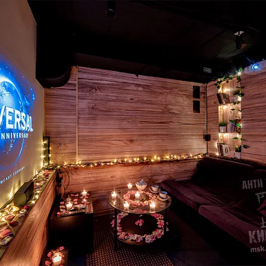 Уютное пространство для просмотра фильмов в современном кинозале на 100-летие Universal