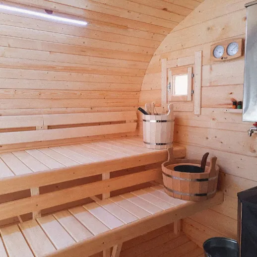 Сауна с деревянными лавками и печкой, удобная для отдыха после зимней прогулки в северном регионе России