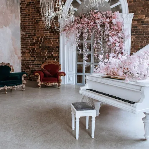 Белое пианино с цветами в стильном интерьере помещения