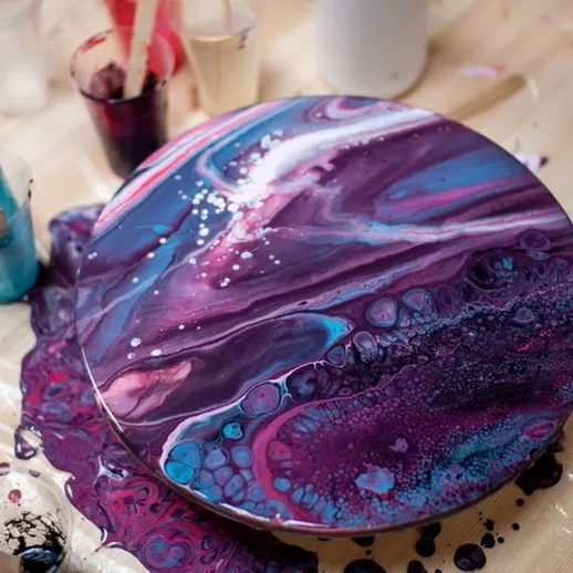 Яркая абстрактная акриловая живопись на деревянной поверхности, выполненная на мастер-классе в студии в вечернее время