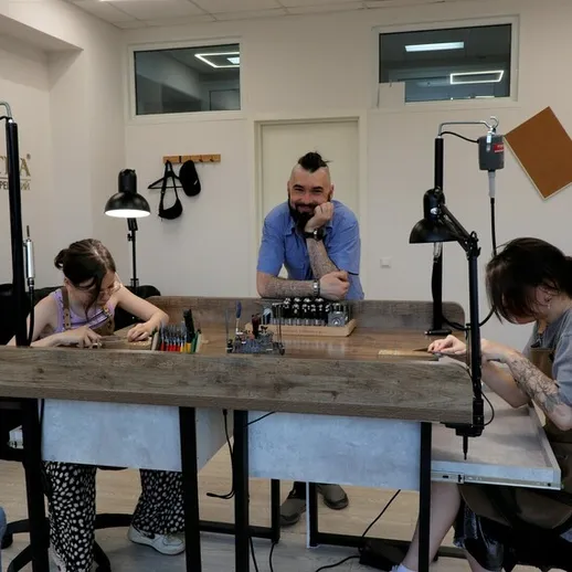 Работники тату-студии создают уникальные дизайны на совещании в уютном помещении