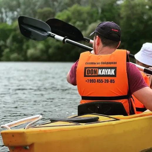 Каякинг на реке с друзьями в теплый летний день, наслаждаясь природой и активным отдыхом