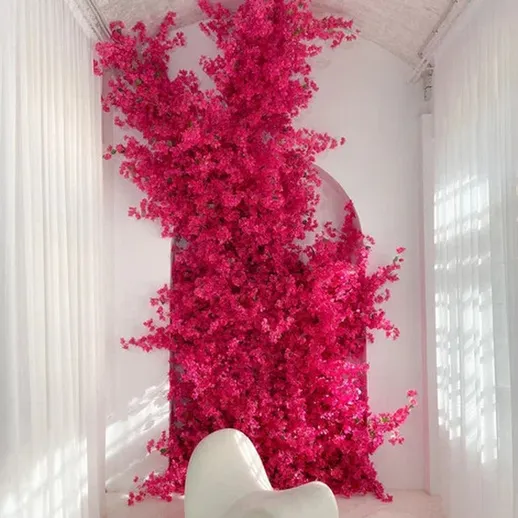 Яркая цветочная инсталляция в современном интерьере светлой комнаты