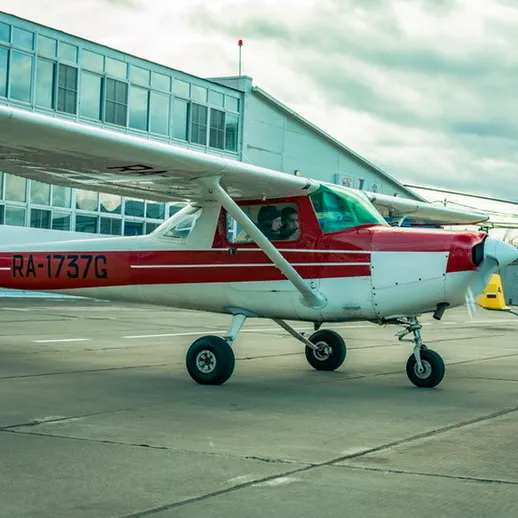 Летательный аппарат на аэродроме, ожидание взлета по утрам в ясный момент