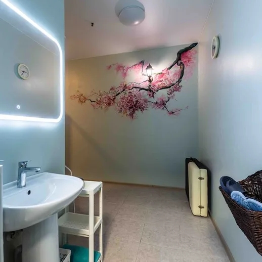 Уютная ванная комната с элементами декора и цветущими ветками сакуры в современном интерьере