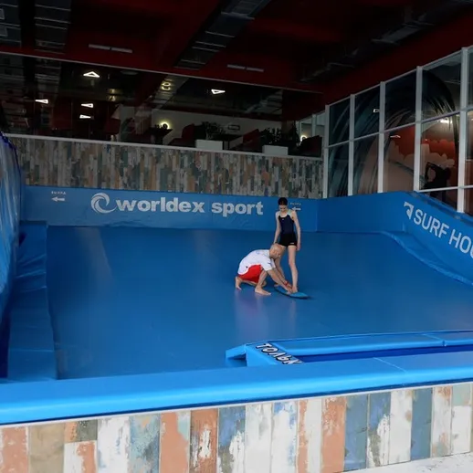 Тренировка серфинга на искусственной волне в спортивном комплексе в России