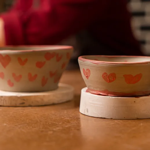 Керамические чаши с рисунками в студии гончарного мастерства во время занятий